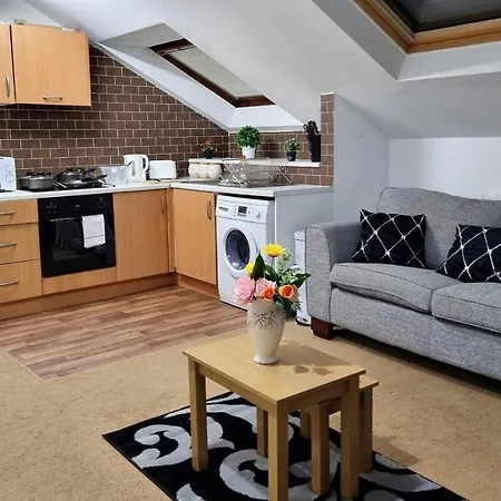F15Gh - Stylish Home With Garden And Parking *